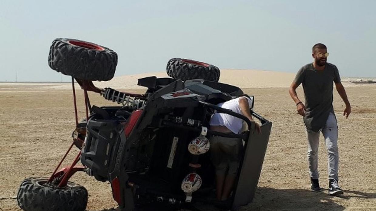 Imagen del «buggy» volcado que el propio Piqué subió a su cuenta personal de Instagram