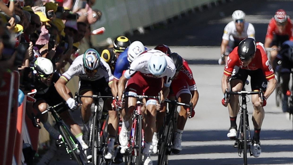 Peter Sagan fue expulsado del Tour después de derribar de un codazo a Mark Cavendish