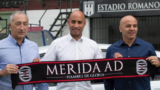 Nafti, en el centro, nuevo preparador del Mérida