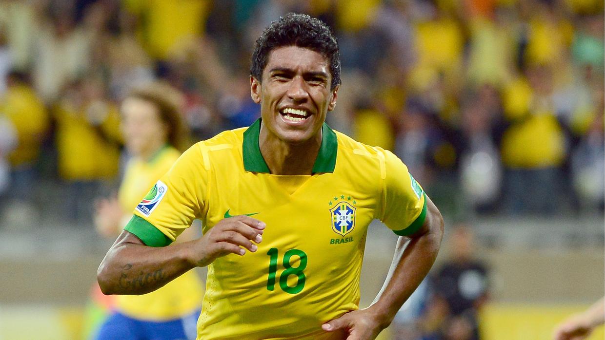 Paulinho durante un partido de Brasil