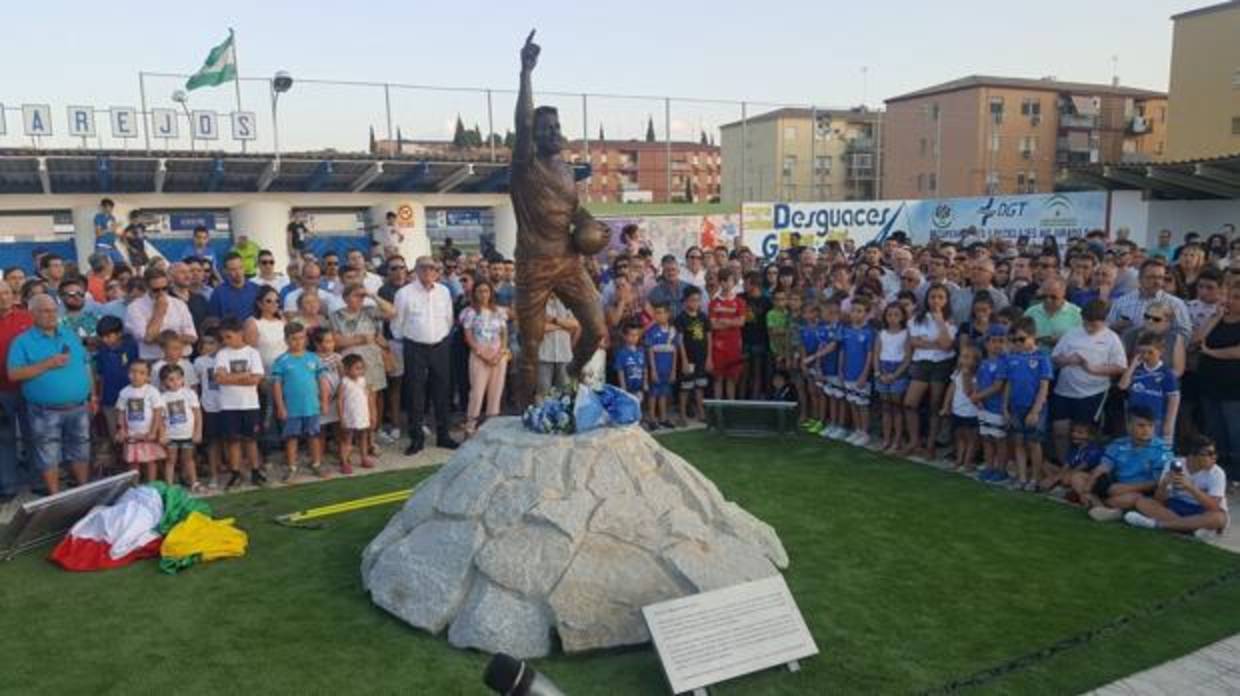 La estatua de Fran Carles, en la entrada del Estadio de Linarejos