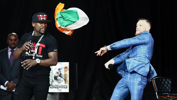 McGregor arroja una bandera de Irlanda a Mayweather