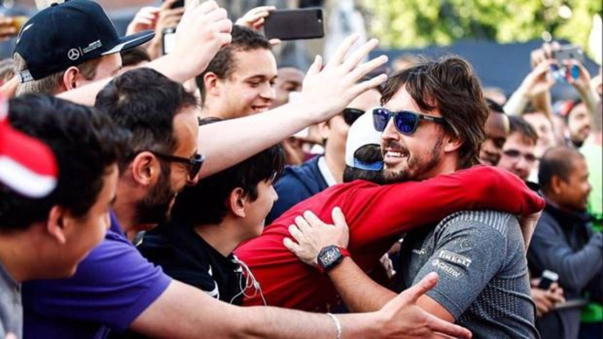 Fernando Alonso saluda a los aficionados en Trafalgar Square