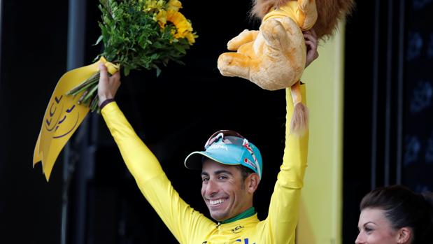 Fabio Aur, feliz con el maillot amarillo