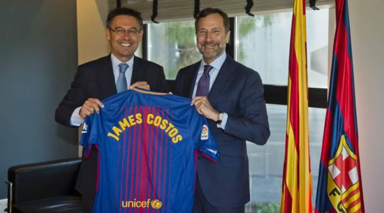 Bartomeu, presidente del Barcelona, y James Costos