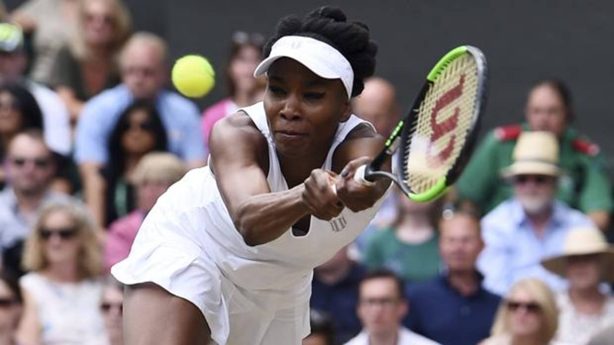 Venus Williams devuelve un saque de Konta