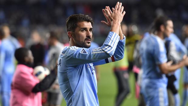 David Villa recibe la insignia de platino y diamantes de la AFE