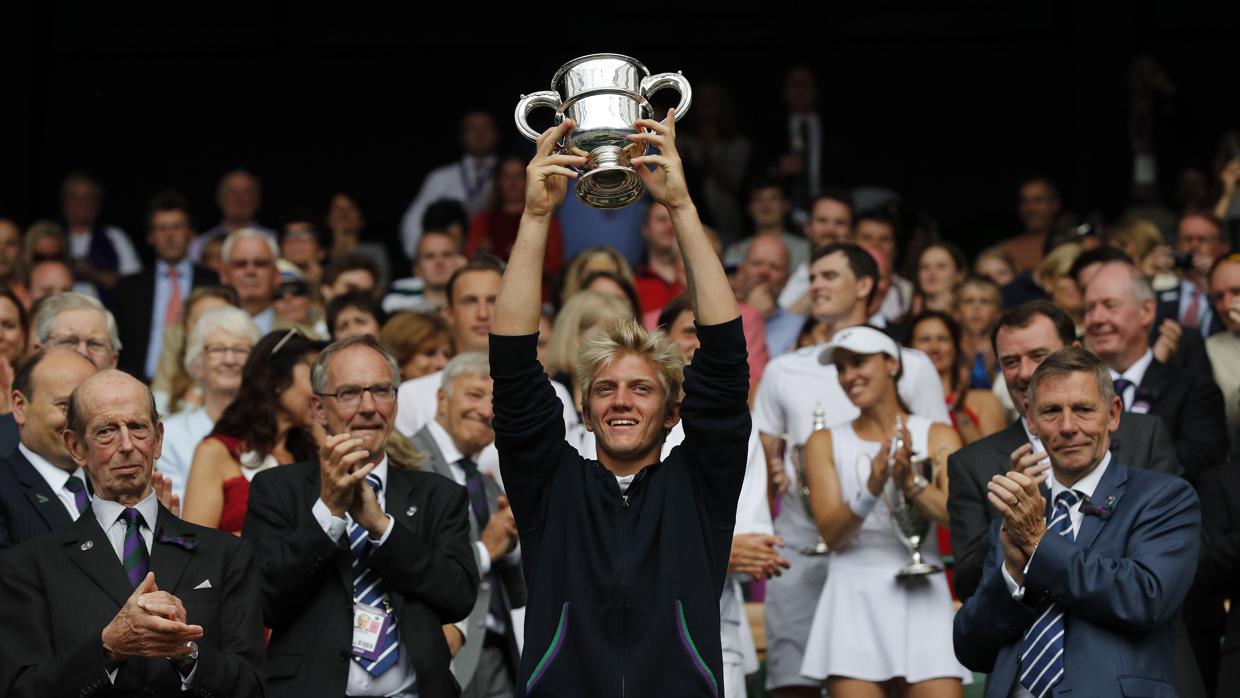 Alejandro Davidovich con su trofeo de campeón de Wimbledon Júnior