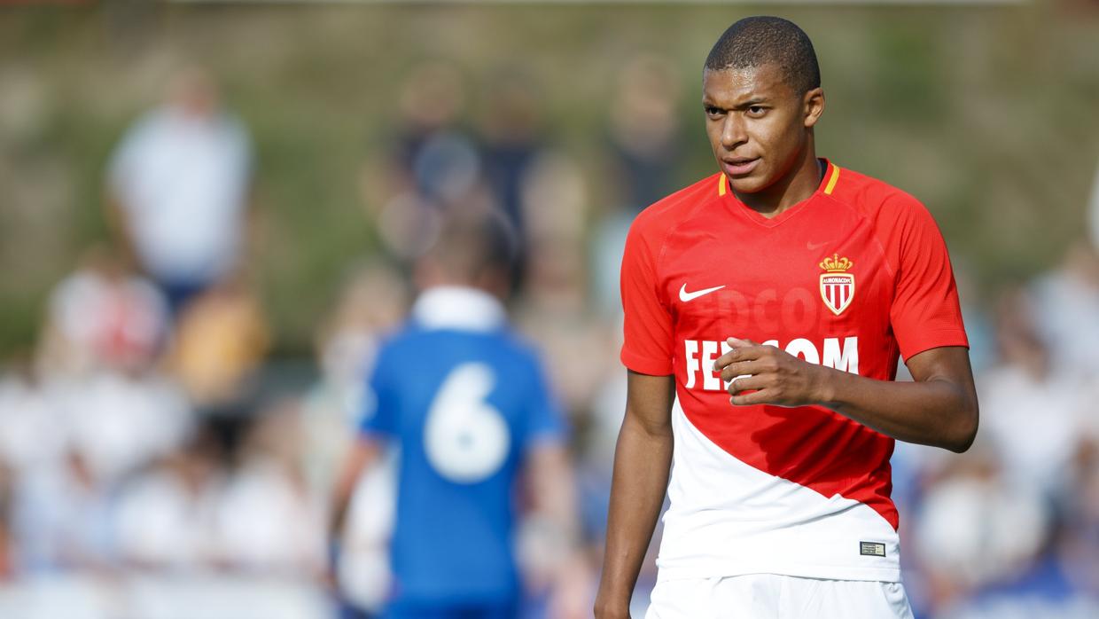 Kylian Mbappé en un partido con el Mónaco