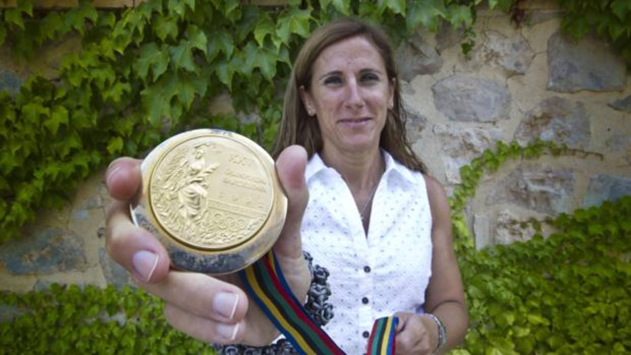 Almudena Muñoz posa con su medalla de oro de los Juegos de Barcelona