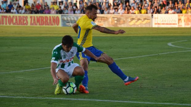 El Cádiz suda para ganar en El Palmar ante el Sanluqueño