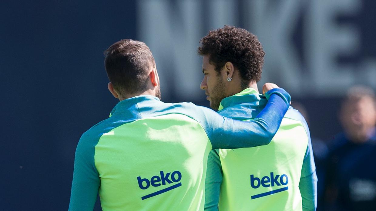 Joedi Alba charla con Neymar durante un momento del entrenamiento del Barcelona en Estados Unidos