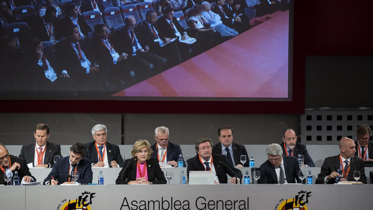 Mesa de la Asamblea General celebrada en Las Rozas