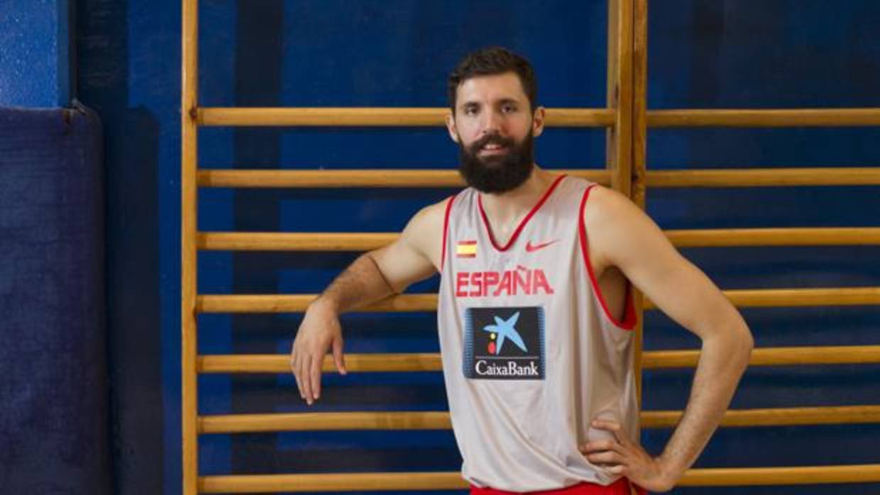 Nikola Mirotic, durante una concentración con la selección