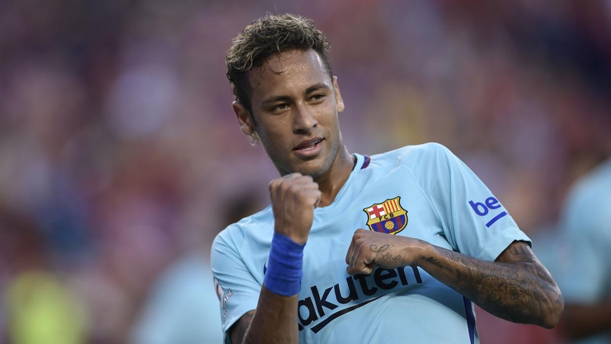 Neymar celebra el gol que le marcó al Manchester United durante la primera parte del partido