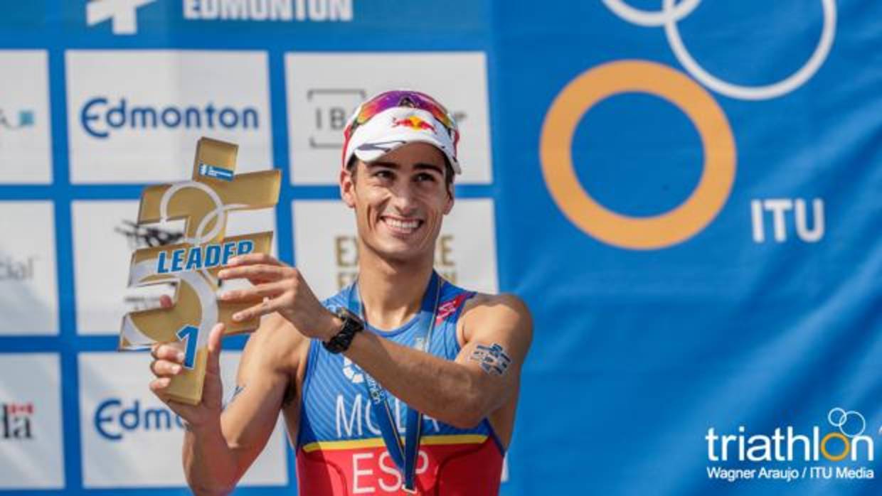 Mario Mola, con su trofeo de líder del Mundial de triatlón