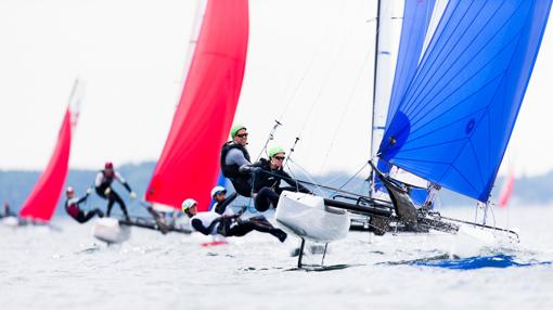 España navega en el grupo oro del Europeo de 49er