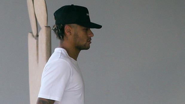 Neymar pasa el reconocimiento médico con el PSG