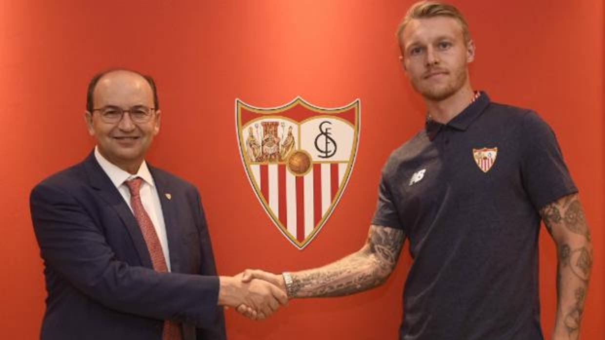Kjaer firma por cuatro temporadas con el Sevilla