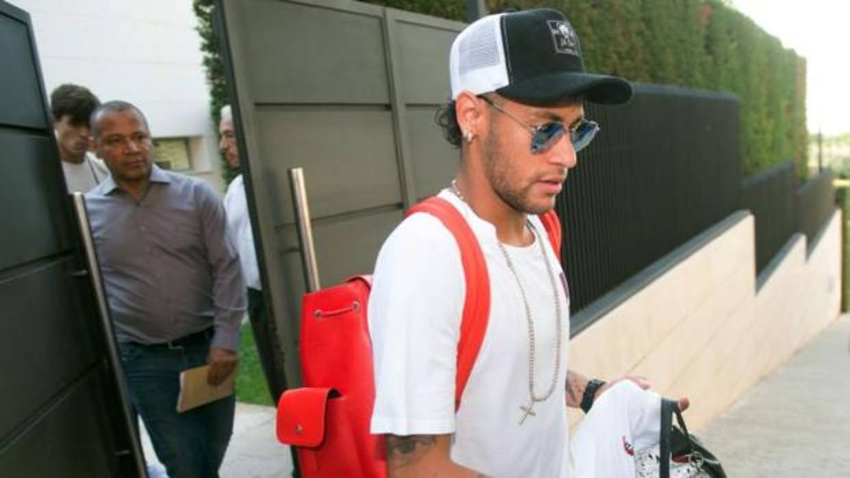 Neymar abandona su casa de Barcelona junto a su padre