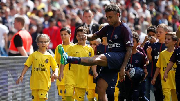 Neymar se presenta ante la afición del PSG