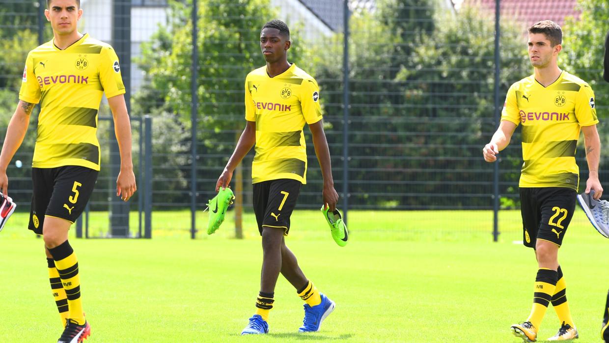 Dembélé con sus ccompañeros del Borussia Dortmund