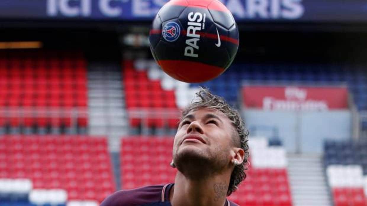 Neymar, durante su presentación como jugador del PSG