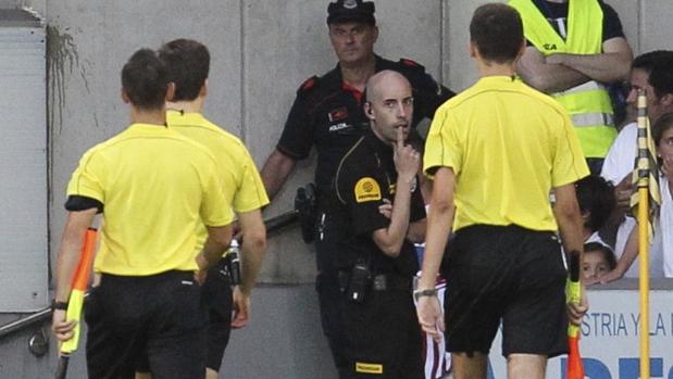 El trío arbitral abandona el Athletic-Alavés por falta de deportividad de los jugadores