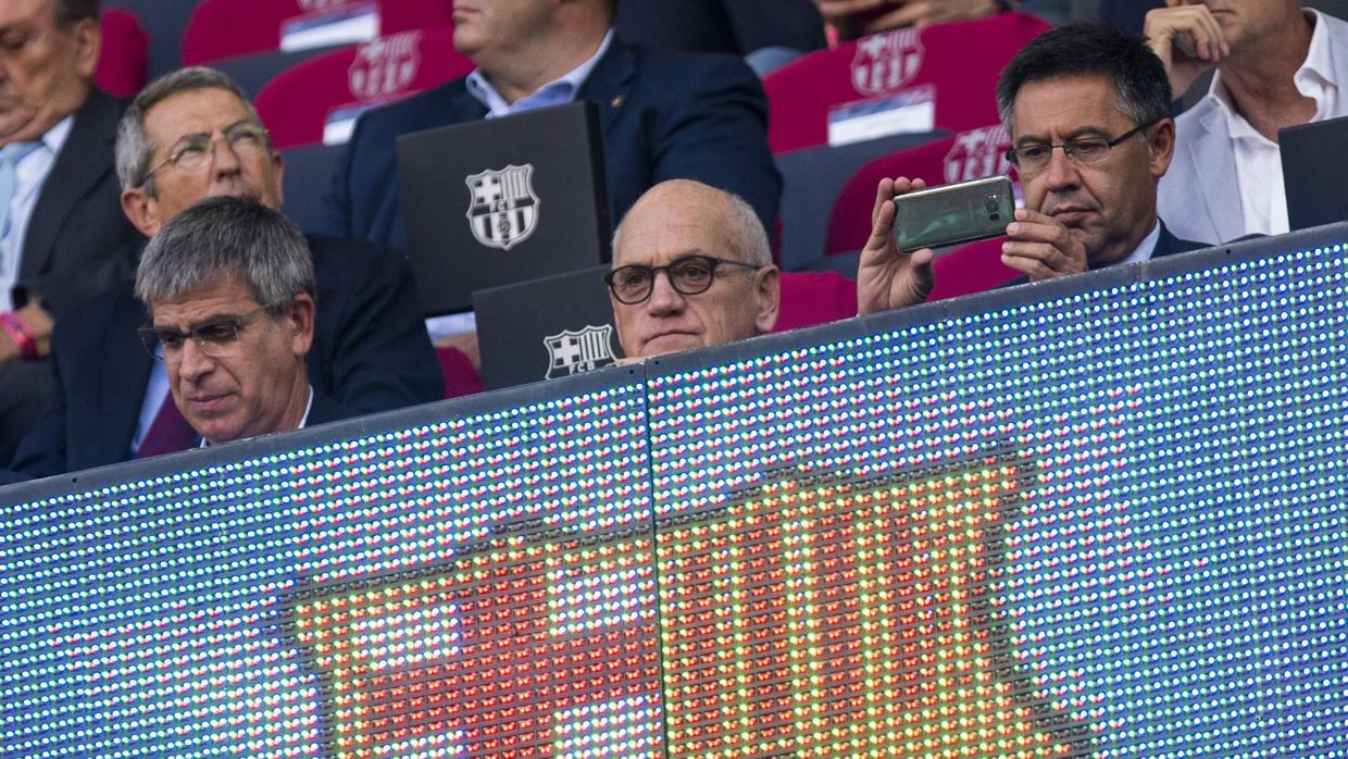 Bartomeu hace una foto con su móvil antes de la ida de la Supercopa de España