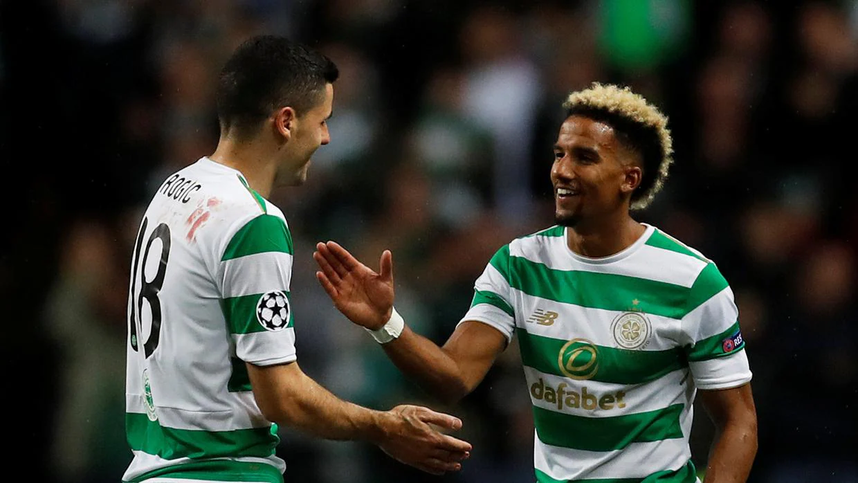 Rogic y Sinclair celebran un gol del Celtic ante el Astana