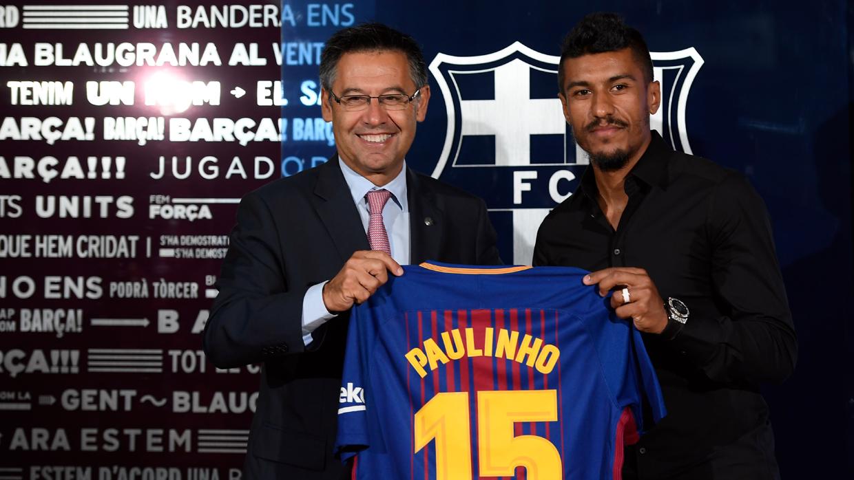 Josep Maria Bartomeu presenta a Paulinho Bezerra