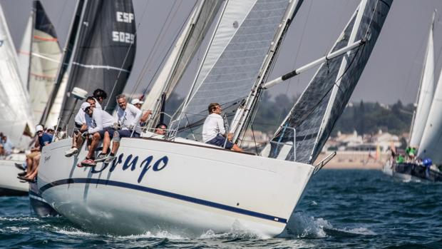 «Brujo» lidera la Semana Náutica y la Regata Juan de La Cosa