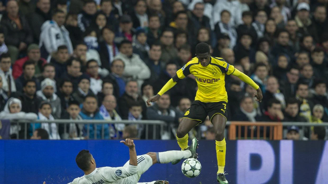 Dembélé recibe una entrada de Casemiro durante un partido en el que el Dortmund juegó ante el Madrid