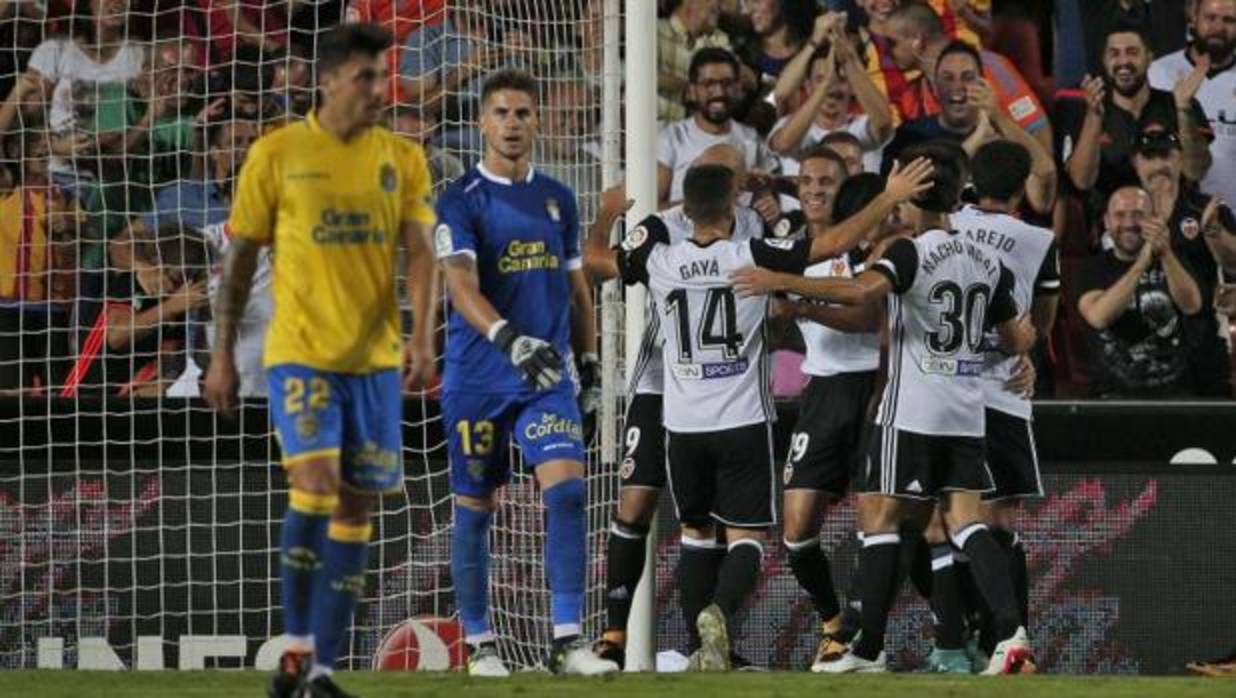 Los jugadores del Valencia celebran el único tanto del partido