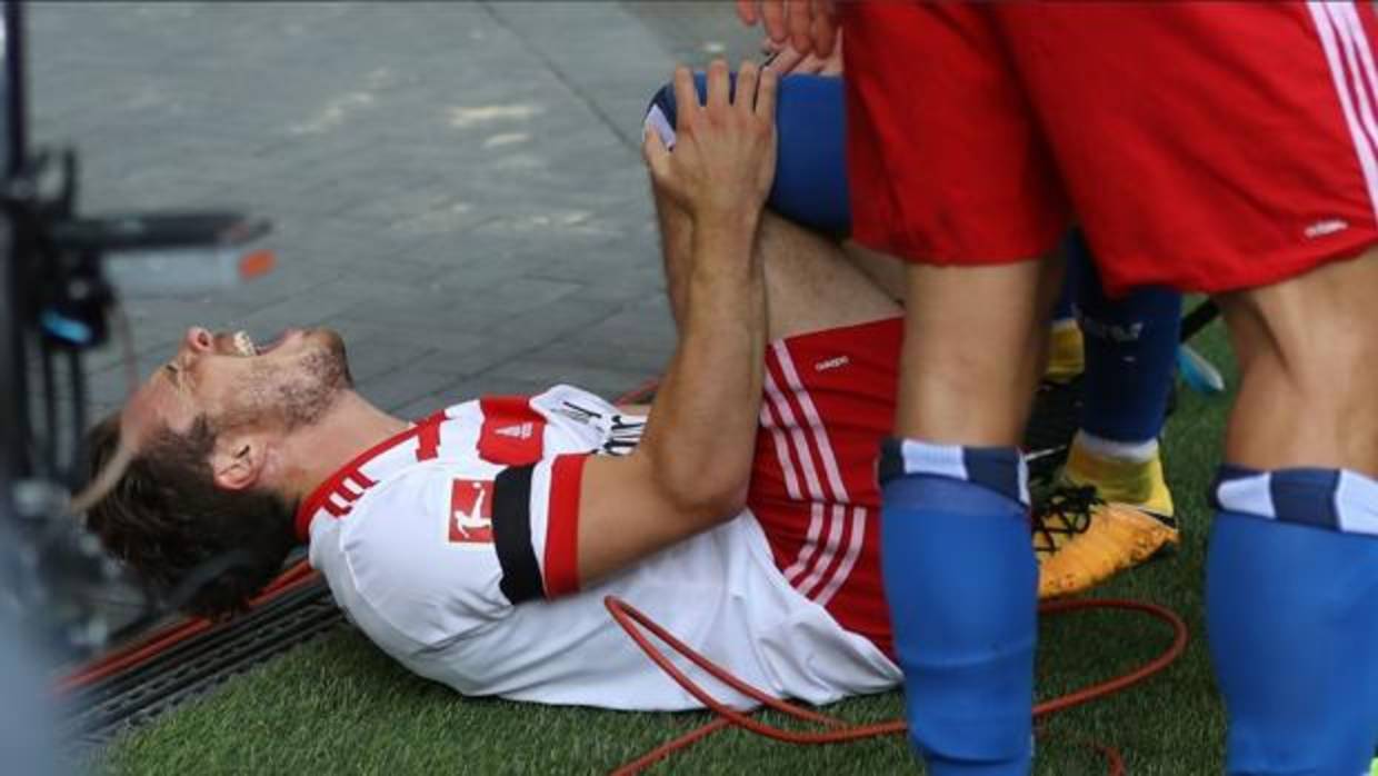 Nicolai Muller, jugador del Hamburgo, se duele después de sufrir la absurda lesión