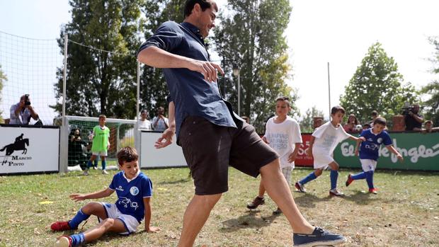 Casillas juega al fútbol con niños en plena calle
