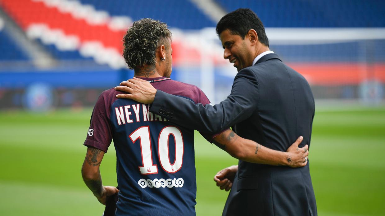 Neymar y Nasser Al-Khelaifi el día de la presentación del brasileño como nuevo jugador del PSG