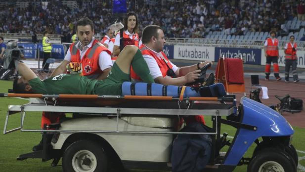 Andrés Fernández, retirado en camilla del estadio de Anoeta