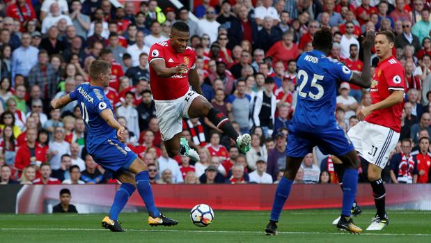 Rashford y Fellaini alargan la racha del United