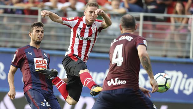 La cabeza de Aduriz resuelve el derbi