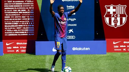 Dembélé saluda a los aficionados congregados en el Camp Nou