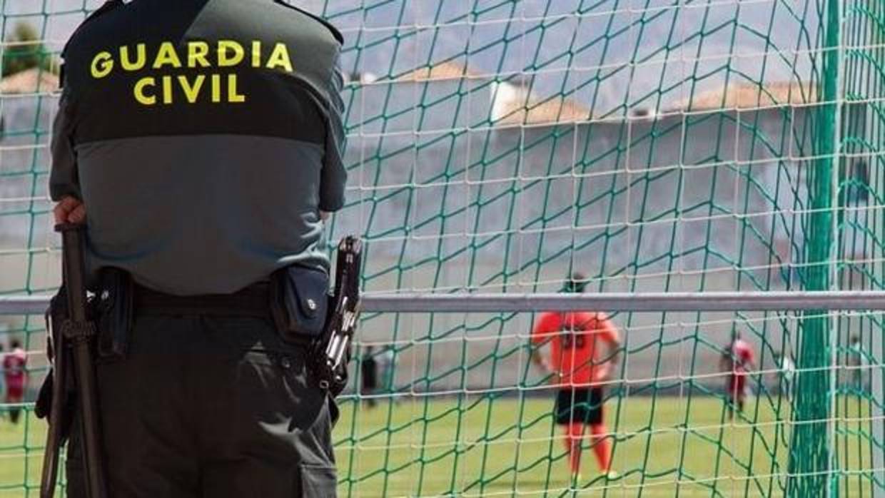 Un agente de la Guardia Civil vigila durante un partido de fútbol