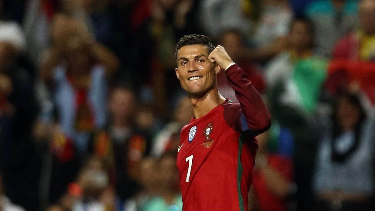ristiano Ronaldo de Portugal tras anotar un gol durante el encuentro contra Islas Feroe (5-1)