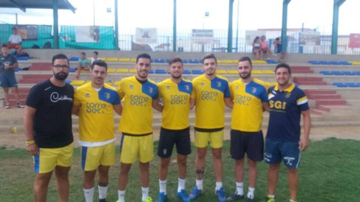 Sergio Trejo, el técnico (izquierda), junto a los cinco jugadores canarios y el presidente, Alonso Vizcaíno