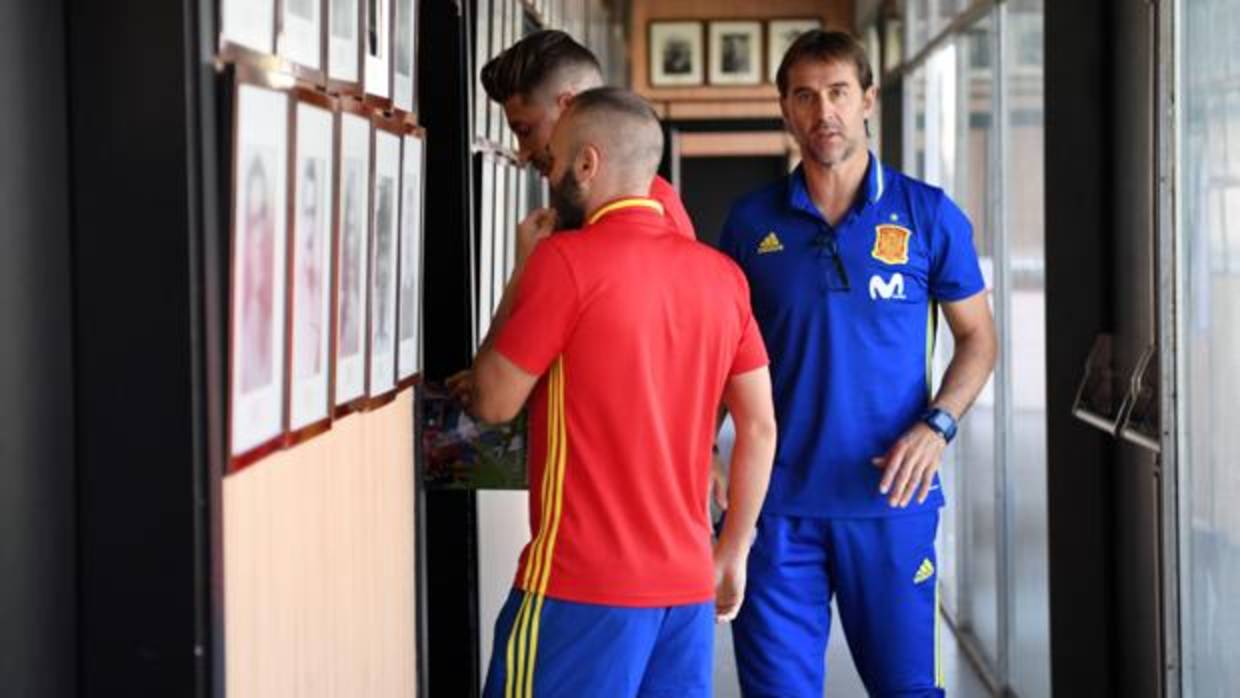 Lopetegui, camino de la rueda de prensa junto a Ramos e Iniesta