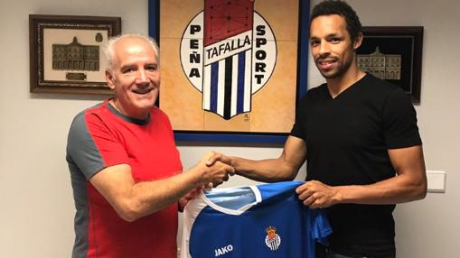 El presidente del Peña Sport, Juan Cabrero, en la presentación de Valdo