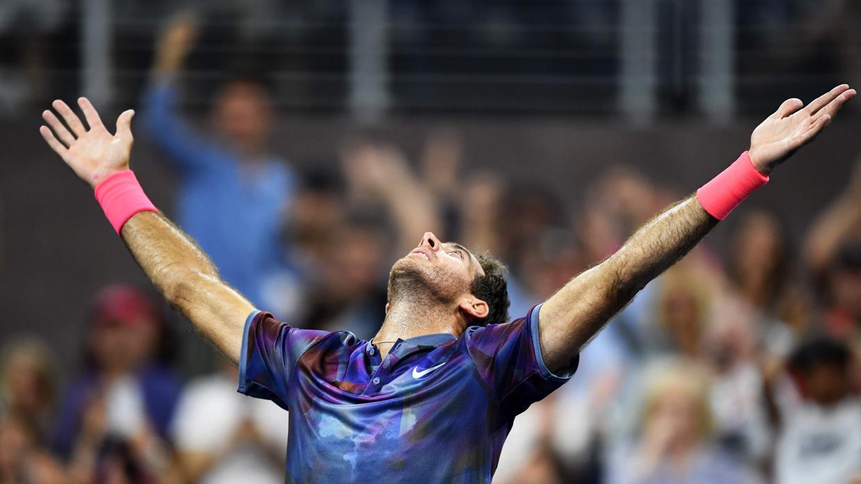 Juan Martín del Potro eleva los brazos al cielo después de vencer a Dominic Thiem