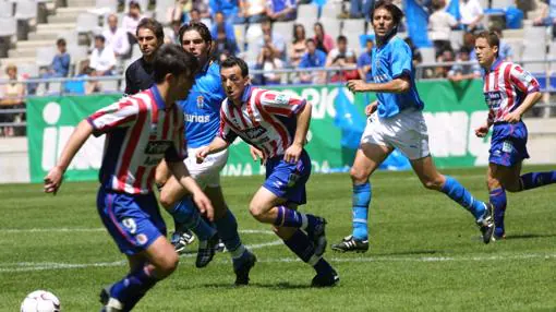 Un lance del juego del Oviedo-Sporting de la temporada 2002-2003