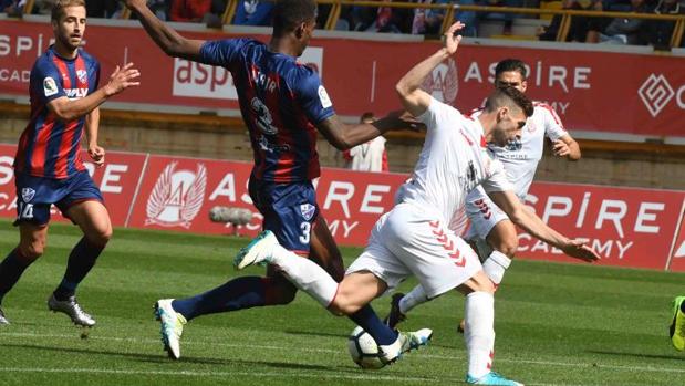 La Cultural rentabiliza las jugadas a balón parado