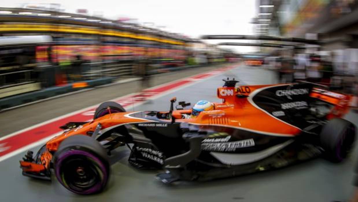 Fernando Alonso, durante la primera sesión de entrenamientos en Singapur